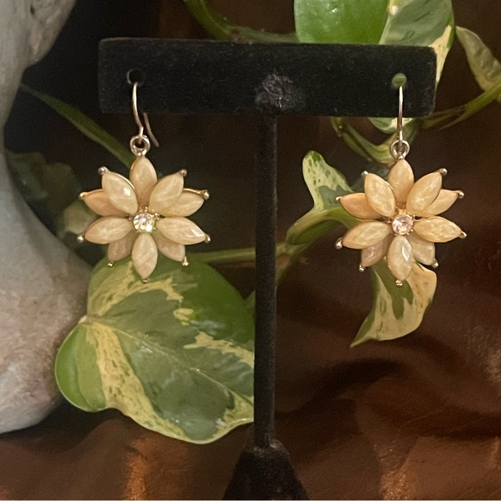 Elegant Floral Cream Earrings